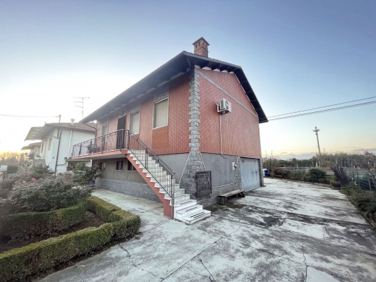 TRONZANO: Villetta indipendente