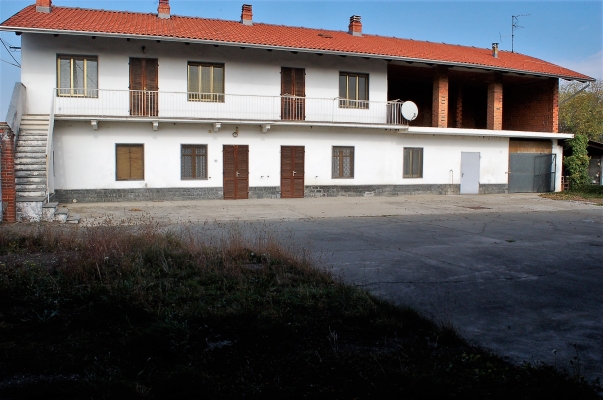 CIGLIANO: Casa indipendente con ampio terreno