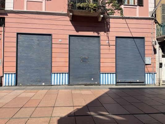 SANTHIA': Locale commerciale