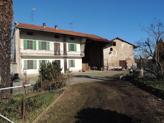 BIANZE': Cascinale con ampio cortile